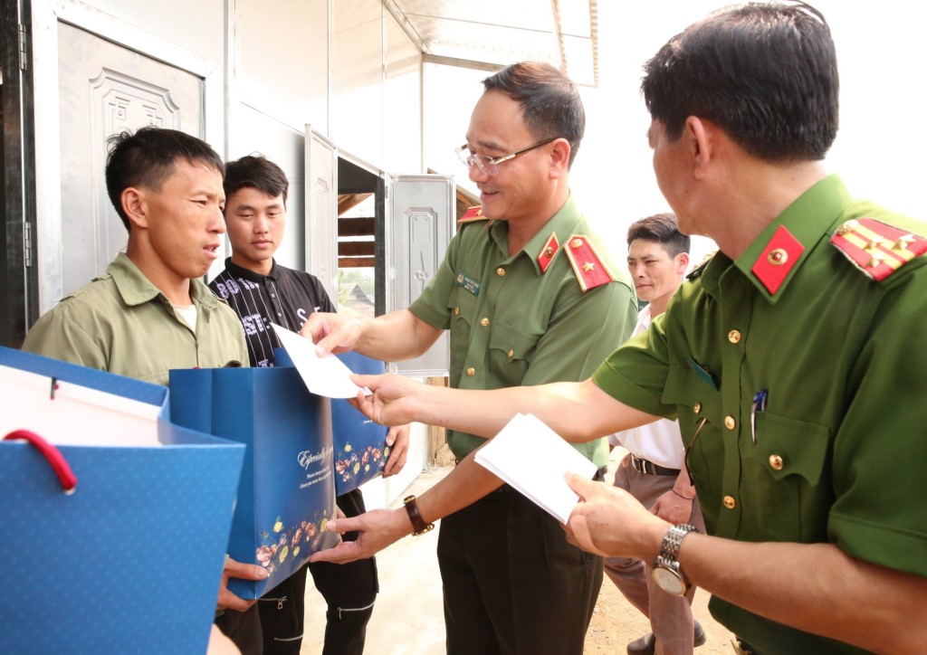Giám đốc Công an tỉnh bàn giao nhà cho hộ nghèo tại huyện Quế Phong