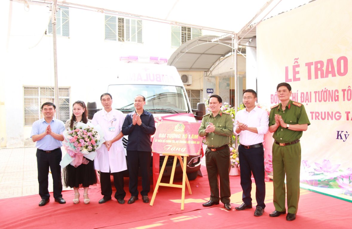 Trao xe cứu thương của Bộ trưởng Bộ Công an tặng Trung tâm y tế huyện Kỳ Sơn