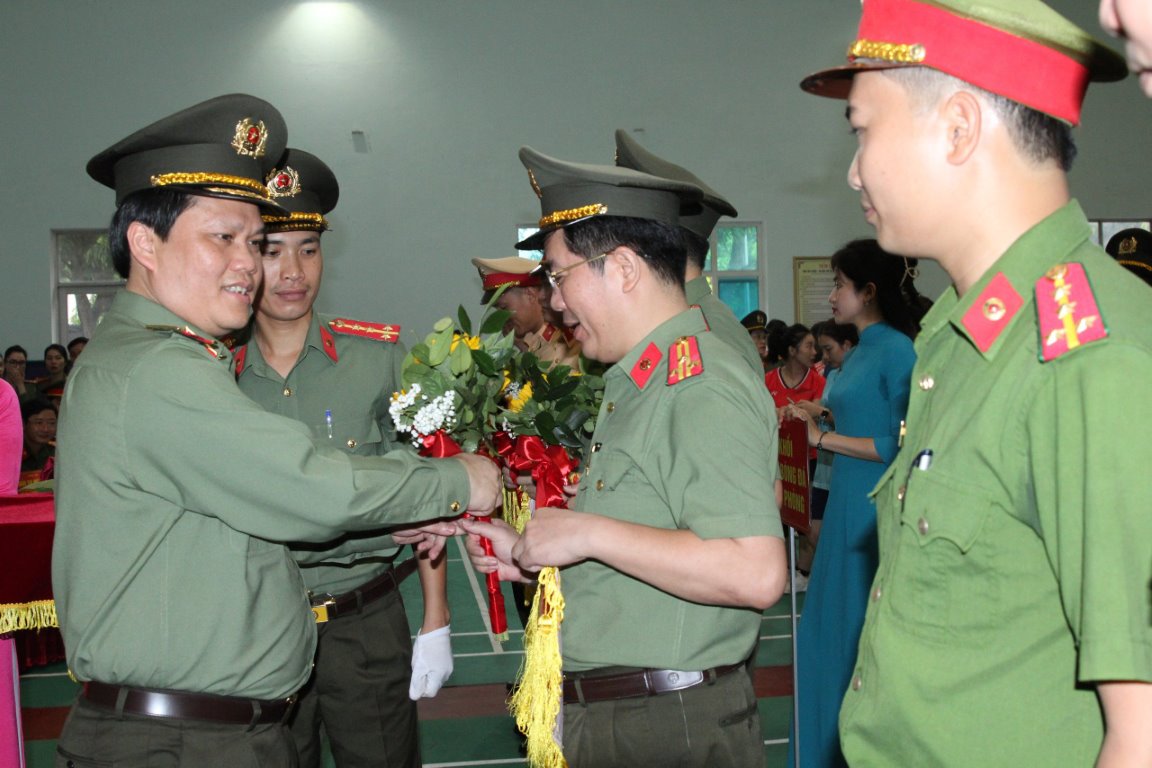 Đồng chí Thiếu tướng Bùi Quang Thanh, Giám đốc Công an tỉnh động viên cán bộ chiến sĩ tham gia hội thao
