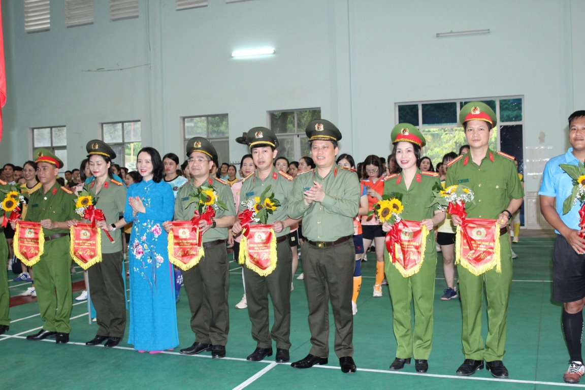 Đồng chí Thiếu tướng Bùi Quang Thanh, Giám đốc Công an tỉnh và đồng chí Trần Thị Mỹ Hạnh, Giám đốc Sở Văn hóa và thể thao tỉnh Nghệ An trao Cờ lưu niệm và tặng hoa cho đại diện các đội tuyển