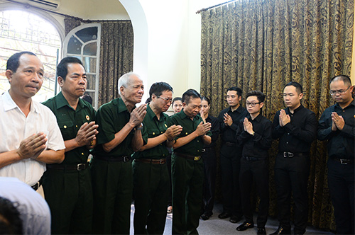 Những cựu binh nghẹn ngào trước bàn thờ của vị Anh cả Quân đội nhân dân Việt Nam.