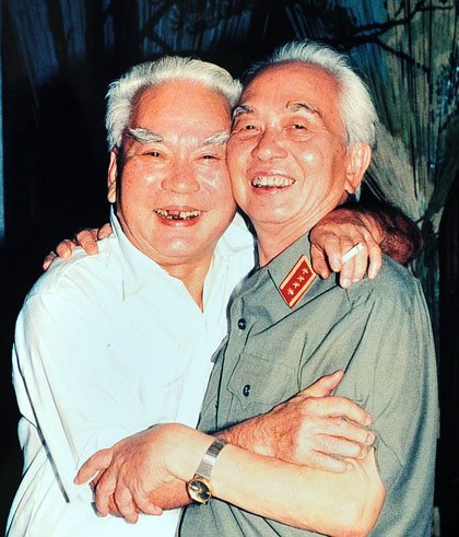 Với ông Lê Giản (nguyên Giám đốc Tổng nha Công an thời kỳ 1946-1954) trong dịp chúc thọ Đại tướng tròn 90 tuổi, năm 2000.
