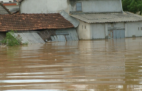 Nhiều nhà dân tại huyện Duy Xuyên, Quảng Nam bị ngập sâu trong nước