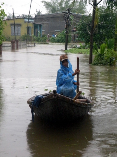 Người dân tại huyện Duy Xuyên, Quảng Nam bắt đầu di chuyển bằng ghe nhỏ vì nước lũ dâng cao