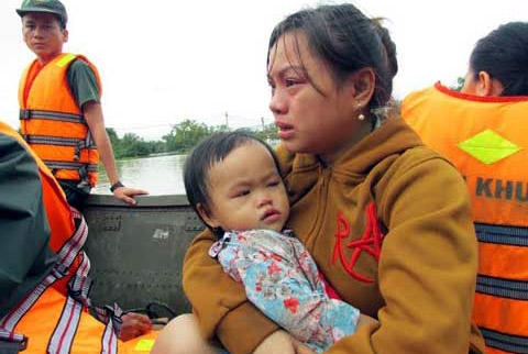 Hàng nghìn hộ dân ở phường Nhơn Hòa, thị xã An Nhơn - Bình Định đang mắc kẹt trong các ngôi nhà.