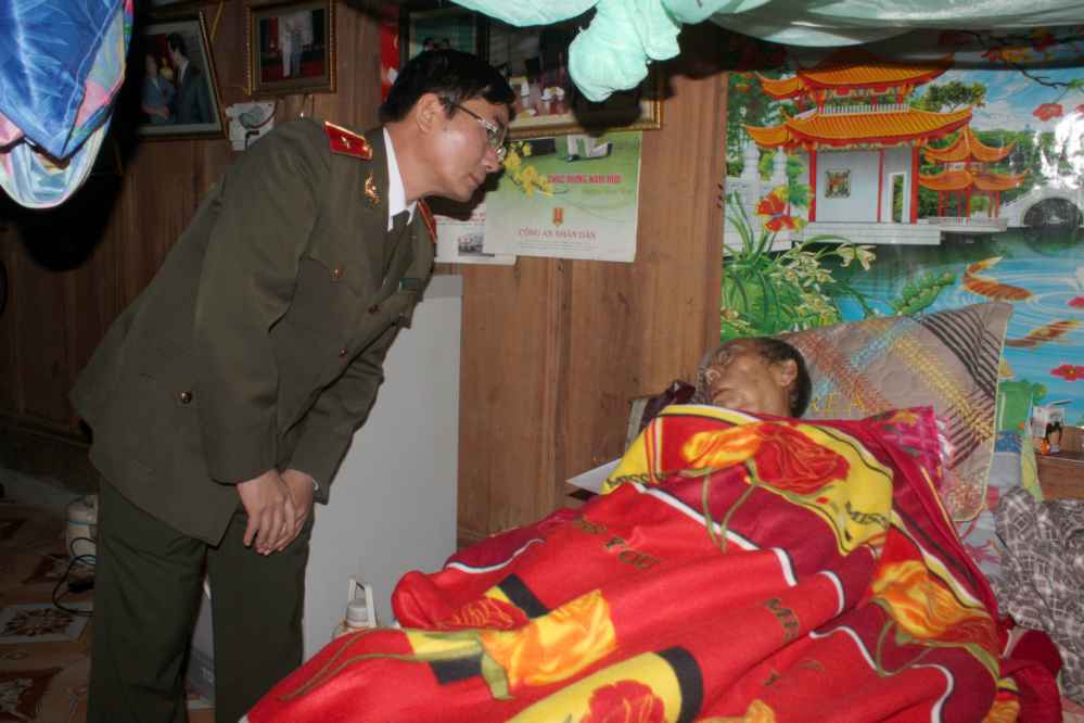 Thiếu tướng Nguyễn Xuân Lâm hỏi thăm sức khỏe ông Vừ Chông Pao - Anh hùng lực lượng vũ trang nhân dân, nguyên Chủ tịch huyện Kỳ Sơn