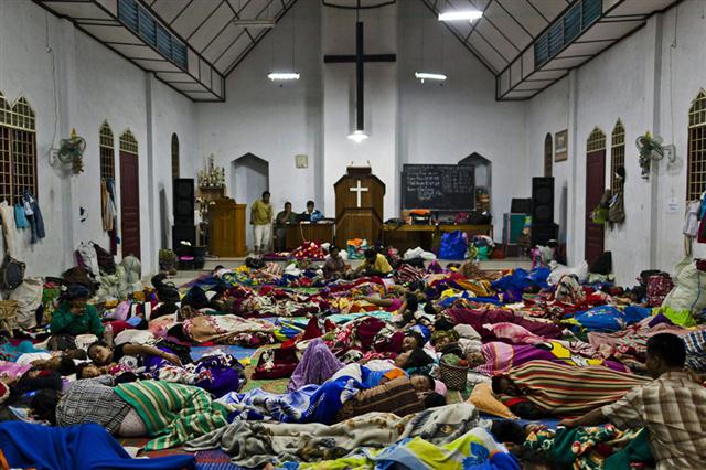 Người dân nằm ngủ trong một nhà thờ được biến thành trung tâm sơ tán tạm thời ở quận Karo