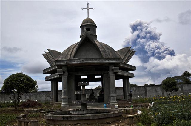 Cột tro bụi phun lên từ núi lửa Sinabung, ảnh chụp từ làng Berastagi, quận Karo