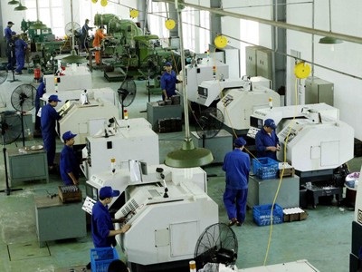  Nhiều thiết bị với kỹ thuật công nghệ hiện đại được Nhà máy Z 121 thuộc Tổng cục Công nghiệp Quốc phòng, đưa vào sản xuất. Ảnh: TTXVN