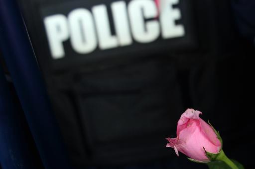 Một bông hồng trên lá chắn của cảnh sát chống bạo động tại Bangkok