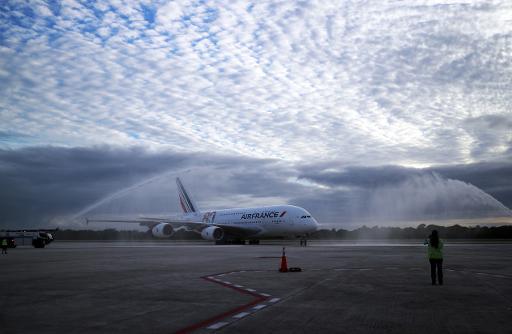 Lau chùi cho chiếc máy bay Airbus A380