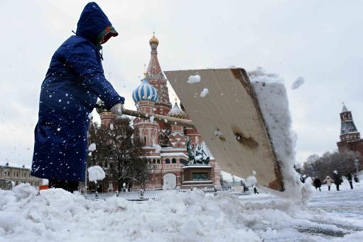 Một nhân viên dọn tuyết tại Quảng trường Đỏ ở Moscow - Nga
