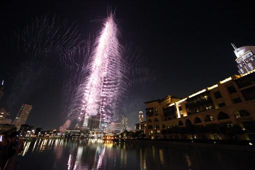 Pháo hoa thắp sáng bầu trời Dubai sau khi được chọn là nơi tổ chức hội chợ triển lãm Thế giới 2020
