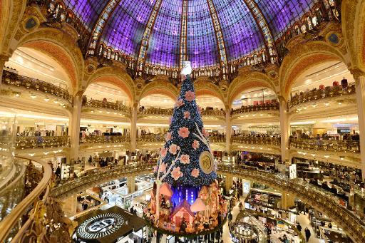 Cây thông Giáng sinh ở trung tâm Galeries Lafayette ở Paris