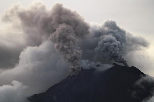 Núi lửa Sinabung tại Indonesia vẫn phun cột khói cao hàng km