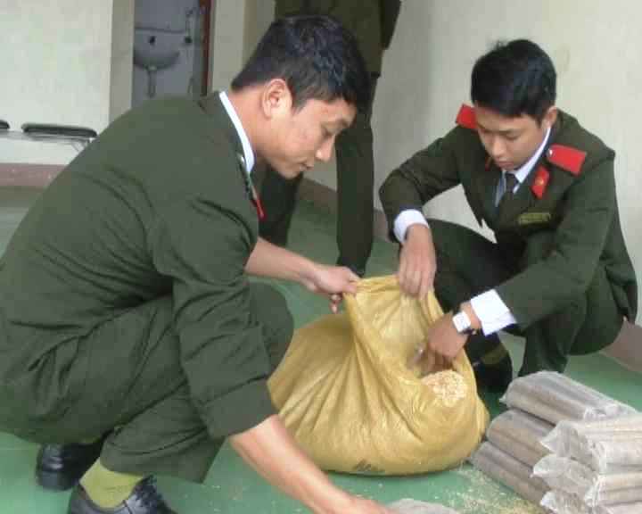 Lực lượng chức năng đã lôi ra hàng chục gói thuốc nổ tổng trọng lượng 60kg, từ 2 bao tải