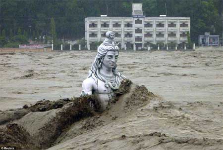  Bức tượng thần Shiva đứng giữa nước lũ của sông Hằng