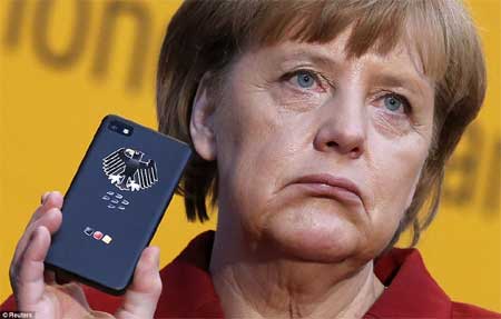 Thủ tướng Đức Angela Merkel cầm chiếc điện thoại thông minh BlackBerry Z10 có cài phần mềm an ninh dùng để liên lạc cấp chính phủ.
