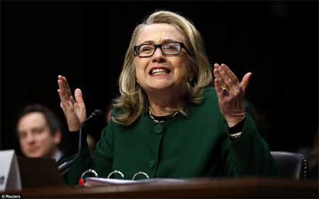 Ngoại trưởng Hillary Clinton đối mặt với câu hỏi hóc búa về vụ khu vực ngoại giao Mỹ tại Benghazi, Libya bị tấn công tại phiên điều trần của Ủy ban đối ngoại thượng viện Mỹ tại Washington hồi tháng 1.