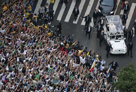 Đám đông chào đón Giáo hoàng tới Rio de Janeiro hôm 22/7.