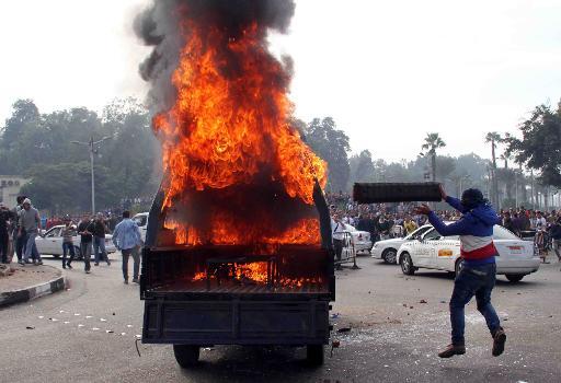 Sinh viên Ai Cập đốt cháy xe cảnh sát trong một cuộc biểu tình tại Cairo