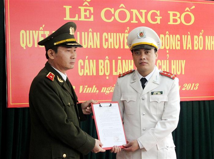Thiếu tướng Nguyễn Xuân Lâm, Giám đốc Công an tỉnh trao quyết đinh bổ nhiệm Phó trưởng Phòng PX21 cho Đại úy Hồ Việt Dũng