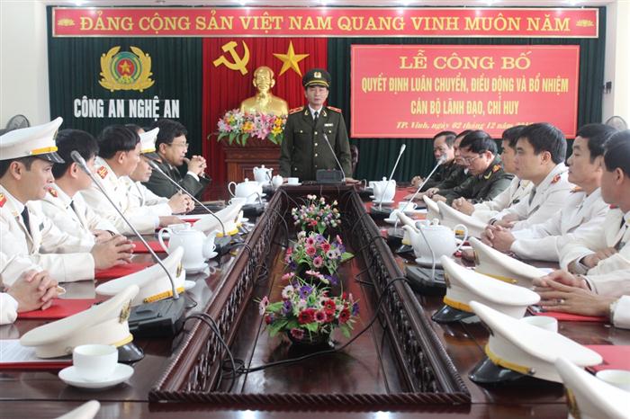  Thiếu tướng Nguyễn Xuân Lâm chúc mừng và giao nhiệm vụ.