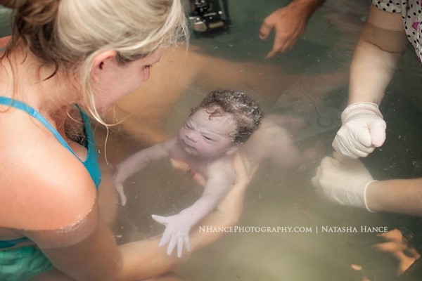 Những em bé sơ sinh có khả năng bơi lội bẩm sinh.