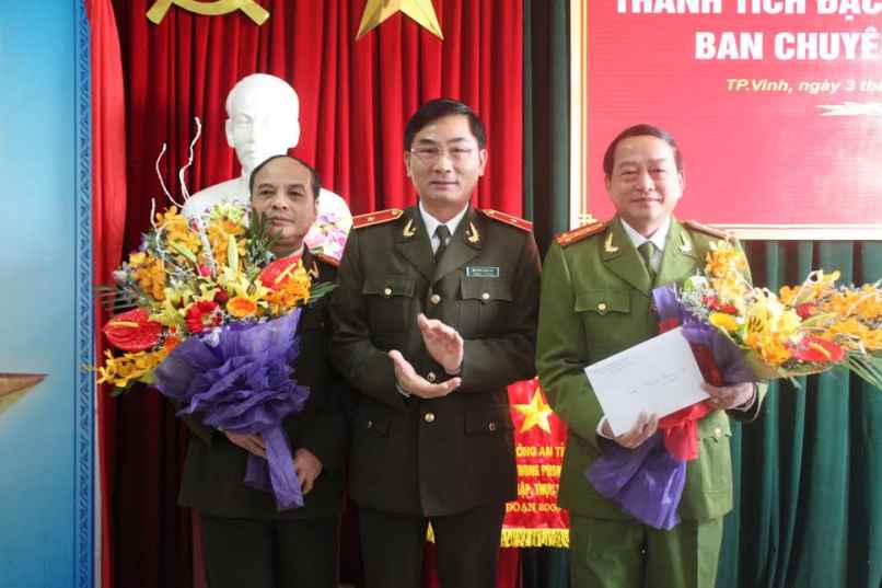 Thiếu tướng Nguyễn Xuân Lâm - UVBTV Tỉnh ủy, Giám đốc Công an Nghệ An chúc mừng thành công của chuyên án