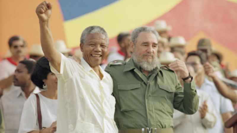 Nelson Mandela tại cuộc gặp với Chủ tịch Fidel Castro (Ảnh: AP)