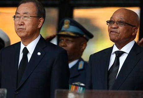 Tổng thư ký Liên Hợp Quốc Ban Ki-moon đứng cạnh Tổng thống Nam Phi trong buổi lễ - Ảnh: news24.com