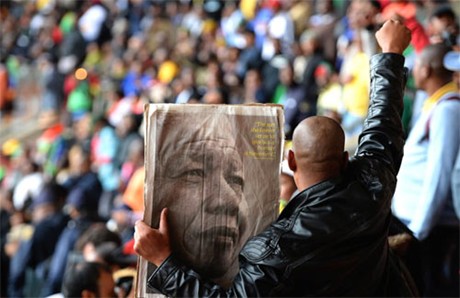 ... để cùng giơ cao những tấm hình và hát ca ngợi ông Mandela - Ảnh: BBC