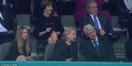 Vợ chồng cựu Tổng thống Mỹ Bill Clinton và vợ chồng cựu Tổng thống George Bush tại buổi lễ.