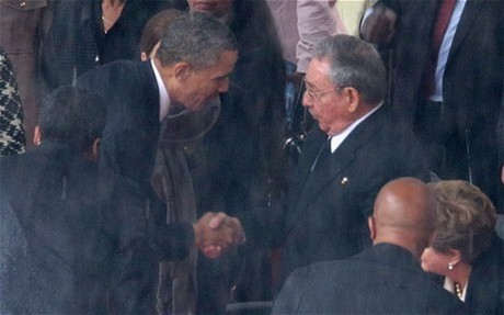 Khi bước lên bục phát biểu, Tổng thống Mỹ Obama đã bắt tay Chủ tịch Cuba Raul Castro. Đây là cái bắt tay lịch sử thứ 2 giữa nhà lãnh đạo Cuba và Mỹ kể từ năm 1960 - Ảnh: Reuters