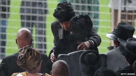 Bà Winnie Madikizela-Mandela, vợ cũ của ông Mandela chia buồn cùng người vợ hiện tại Graca Machel