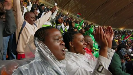 Người dân Nam Phi hát vang những lời ca ngợi ông Mandela bất chấp thời tiết mưa gió- Ảnh: BBC