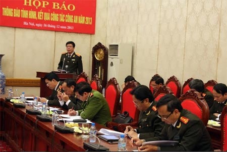 Trung tướng Nguyễn Danh Cộng, Ủy viên Đảng ủy CATW, Chánh Văn phòng Bộ Công an thông báo tóm tắt tình hình công tác đảm bảo an ninh, trật tự (ANTT) và xây dựng lực lượng (XDLL) Công an nhân dân (CAND) năm 2013.
