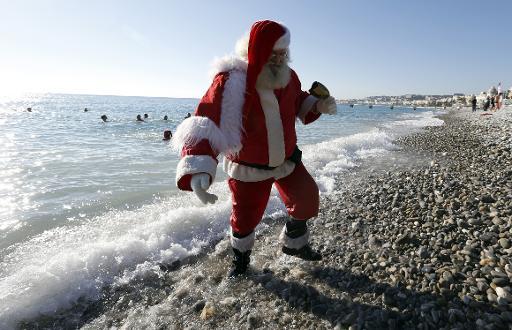 Một người đàn ông ăn mặc như ông già Noel trên một bãi biển ở Nice