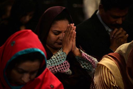 Một con chiên theo phái Kitô hữu Pakistan cầu nguyện cho cựu Tổng thống Nam Phi Nelson Mandela, trong nhà thờ chính tòa Lahore