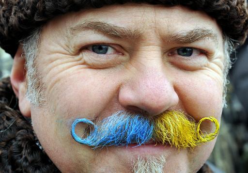 Người đàn ông Ukraina với bộ ria mép sơn màu sắc của đất nước mình, trong một cuộc biểu tình tại Kiev