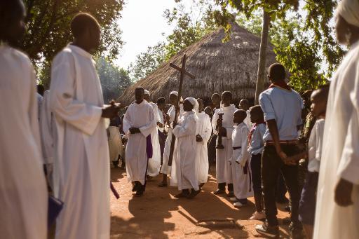 Chàng trai trong dàn hợp xướng đến nhà thờ St Charles Lwanga cử hành Thánh Lễ ở Bangui - nước Cộng hòa Trung phi