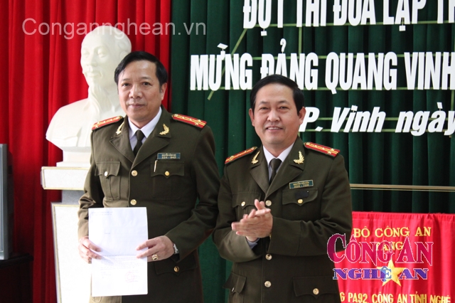 Đại tá Nguyễn Tiến Dần – Phó giám đốc Công an tỉnh trao thưởng ban chuyên án