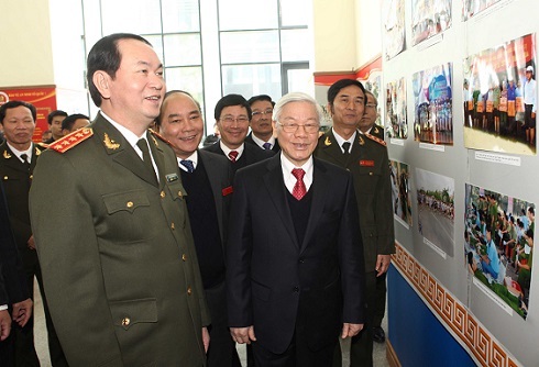 Tổng Bí thư Nguyễn Phú Trọng tham quan khu trưng bày hình ảnh hoạt động của lực lượng CAND trong năm 2013.