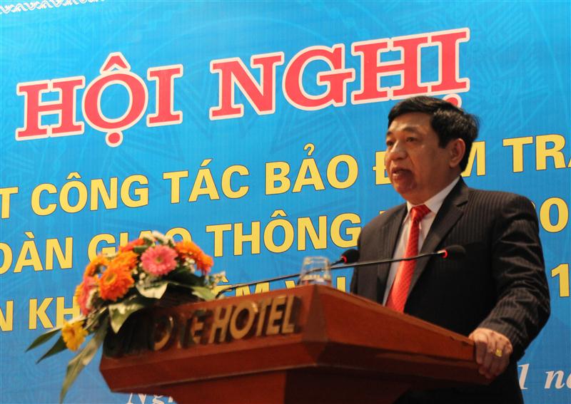 Đồng chí Nguyễn Xuân Đường, Phó Bí thư Tỉnh ủy, Chủ tịch UBND tỉnh, Trưởng Ban An toàn giao thông tỉnh phát biểu tại hội nghị