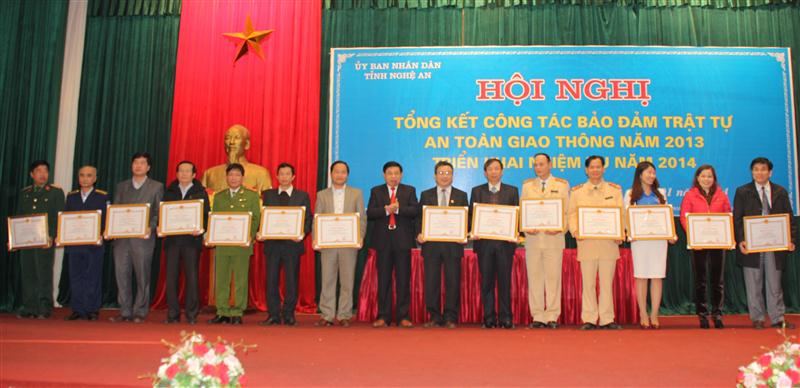 Đồng chí Nguyễn Xuân Đường, Phó Bí thư tỉnh ủy, Chủ tịch UBND tỉnh trao bằng khen cho các tập thể có thành tích xuất sắc trong công tác đảm bảo TT ATGT