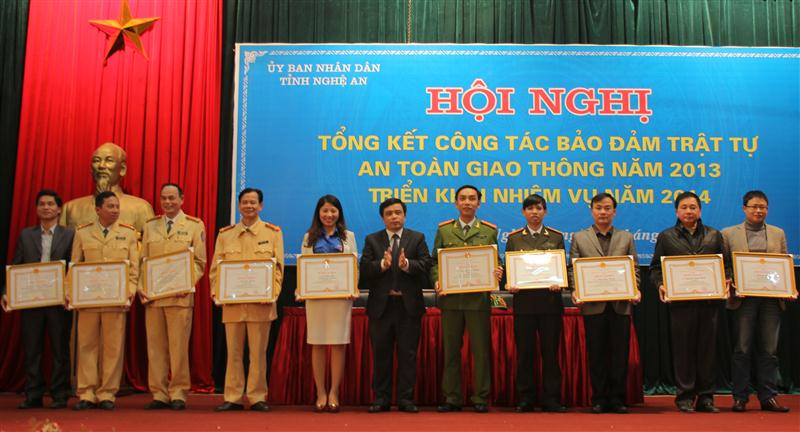 Đồng chí Huỳnh Thanh Điền, Phó Chủ tịch UBND tỉnh trao bằng khen cho các cá nhân có thành tích xuất sắc trong công tác đảm bảo TT ATGT