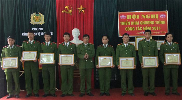 Đại tá Lữ Văn Tường - Phó Giám đốc Công an tỉnh trao danh hiệu Chiến sỹ thi đua cho các CBCS 