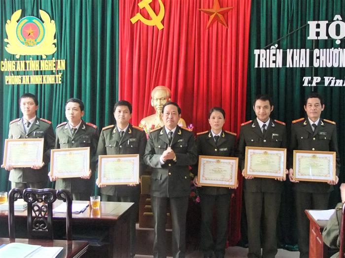  Đại tá Nguyễn Tiến Dần - Phó Giám đốc Công an tỉnh trao Giấy khen cho các tập thể và cá nhân