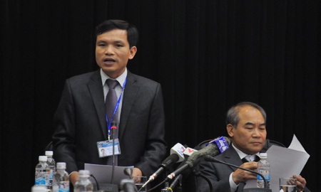 Ông Mai Văn Trinh (bên trái) và Thứ trưởng Bộ GD-ĐT Nguyễn Vinh Hiển (Ảnh: Văn Chung).