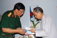 Cụ Dương Quỳnh (bên phải) giới thiệu bản dịch “Bằng cấp” của quan Bố chánh .. (Ảnh: QĐND)